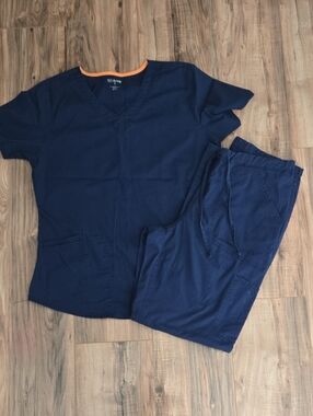 Navy V-Neck Scrub Top and Pants Set - Scrub Star Size Med.